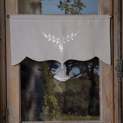 Cantonnière en lin gris ornée d'une broderie blanche en forme de rose lierre